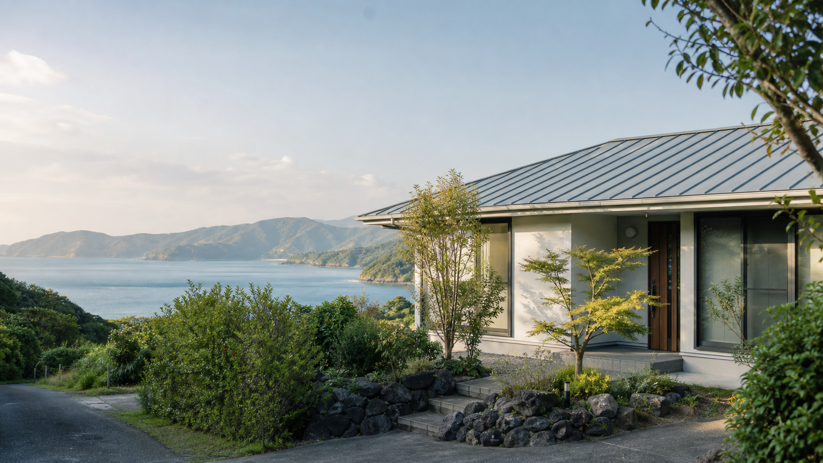 奄美の海を望む家と緑の風景